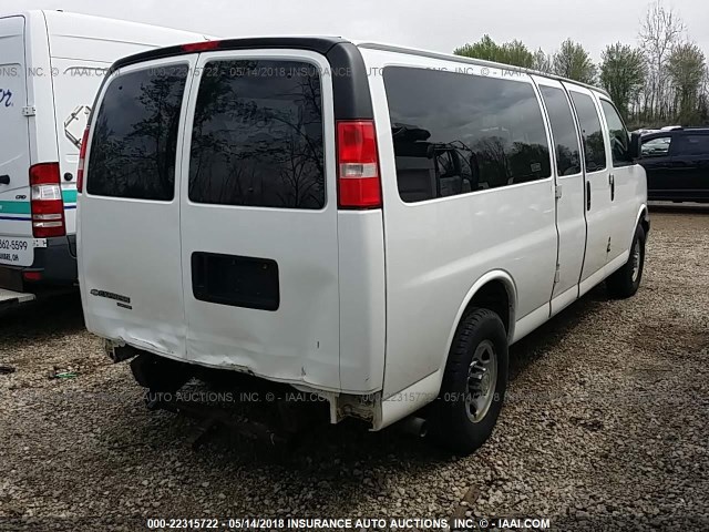 1GAHG39U571108472 - 2007 CHEVROLET EXPRESS G3500  WHITE photo 4