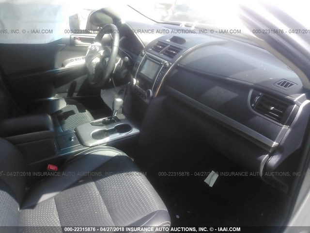 4T1BF1FK3EU340406 - 2014 TOYOTA CAMRY L/SE/LE/XLE 银色 照片 5