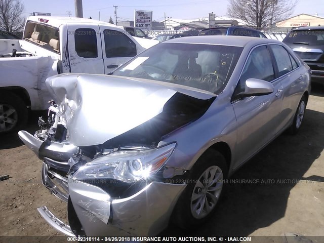 4T1BF1FK9HU740328 - 2017 TOYOTA CAMRY LE/XLE/SE/XSE SILVER photo 2