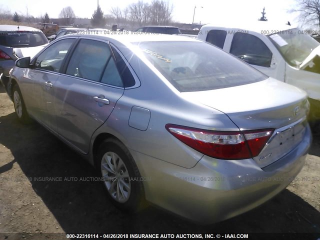 4T1BF1FK9HU740328 - 2017 TOYOTA CAMRY LE/XLE/SE/XSE SILVER photo 3