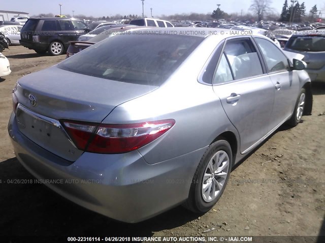 4T1BF1FK9HU740328 - 2017 TOYOTA CAMRY LE/XLE/SE/XSE SILVER photo 4