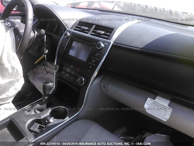 4T1BF1FK9HU740328 - 2017 TOYOTA CAMRY LE/XLE/SE/XSE SILVER photo 5