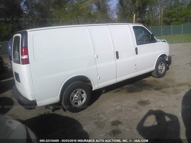 1GCFG15X171142282 - 2007 CHEVROLET EXPRESS G1500  WHITE photo 4