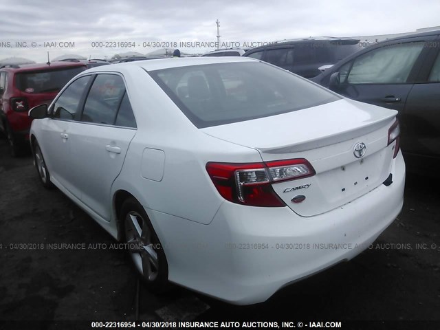 4T1BF1FK9CU196227 - 2012 TOYOTA CAMRY SE/LE/XLE 白色 照片 3