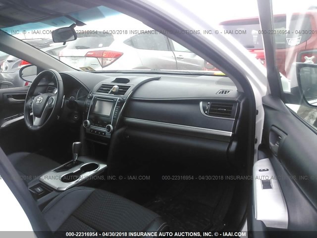 4T1BF1FK9CU196227 - 2012 TOYOTA CAMRY SE/LE/XLE 白色 照片 5
