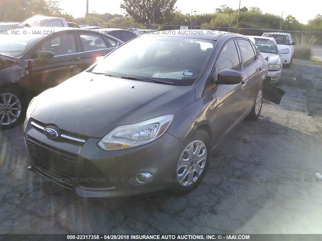 1FAHP3F2XCL235183 - 2012 FORD FOCUS SE GRAY photo 2