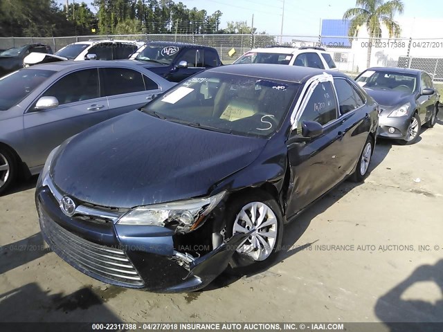 4T4BF1FK2GR565991 - 2016 TOYOTA CAMRY LE/XLE/SE/XSE BLUE photo 2