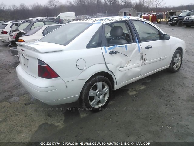 1FAHP34N67W323942 - 2007 FORD FOCUS ZX4/S/SE/SES WHITE photo 4