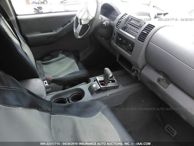 1N6AD07U07C411177 - 2007 NISSAN FRONTIER CREW CAB LE/SE/OFF ROAD GRAY photo 5