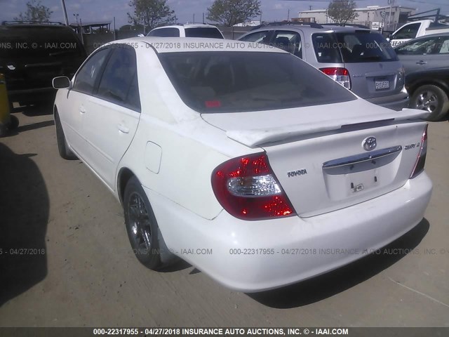 JTDBE32K420032642 - 2002 TOYOTA CAMRY LE/XLE/SE თეთრი ფოტო 3