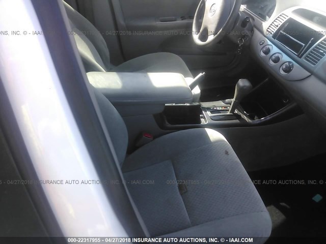 JTDBE32K420032642 - 2002 TOYOTA CAMRY LE/XLE/SE თეთრი ფოტო 5