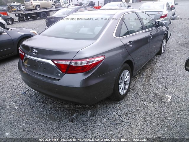 4T1BF1FK2HU666640 - 2017 TOYOTA CAMRY LE/XLE/SE/XSE GRAY photo 4
