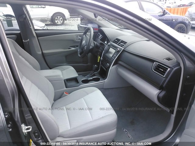 4T1BF1FK2HU666640 - 2017 TOYOTA CAMRY LE/XLE/SE/XSE GRAY photo 5