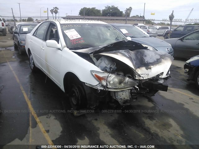 4T1BE32K52U015059 - 2002 TOYOTA CAMRY LE/XLE/SE WHITE photo 1