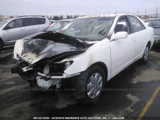 4T1BE32K52U015059 - 2002 TOYOTA CAMRY LE/XLE/SE WHITE photo 2