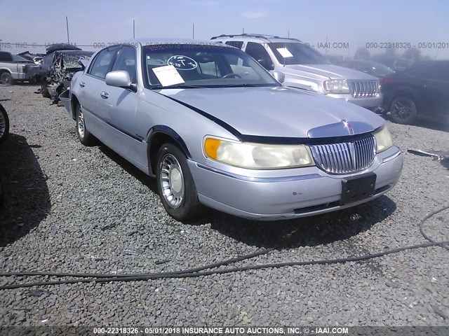 1LNFM82W4WY720602 - 1998 LINCOLN TOWN CAR SIGNATURE SILVER photo 1