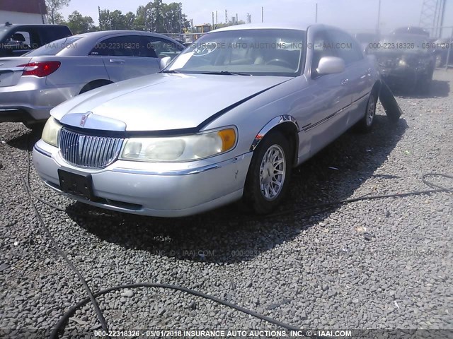 1LNFM82W4WY720602 - 1998 LINCOLN TOWN CAR SIGNATURE SILVER photo 2