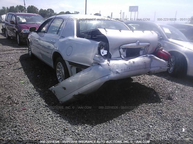 1LNFM82W4WY720602 - 1998 LINCOLN TOWN CAR SIGNATURE SILVER photo 3