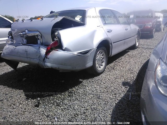 1LNFM82W4WY720602 - 1998 LINCOLN TOWN CAR SIGNATURE SILVER photo 4