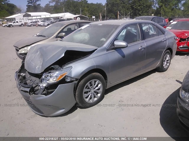 4T1BF1FK9GU139323 - 2016 TOYOTA CAMRY LE/XLE/SE/XSE SILVER photo 2