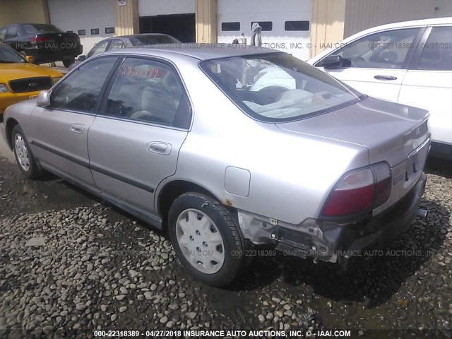 1HGCD563XTA082982 - 1996 HONDA ACCORD LX/EX GRAY photo 3