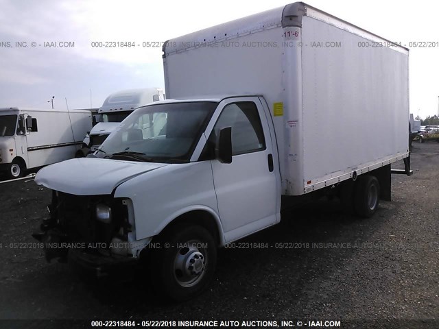 1GB3G3CG7F1115883 - 2015 CHEVROLET EXPRESS G3500  WHITE photo 2