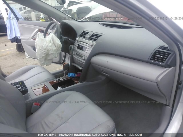 4T4BF3EK6BR145771 - 2011 TOYOTA CAMRY SE/LE/XLE ვერცხლისფერი ფოტო 5