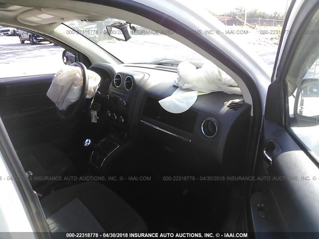 1C4NJDEB6DD280462 - 2013 JEEP COMPASS LATITUDE თეთრი ფოტო 5