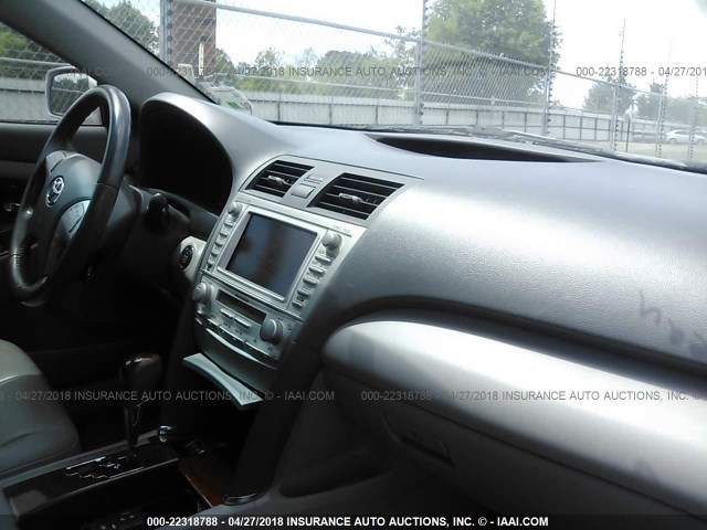 4T1BF3EK0BU216327 - 2011 TOYOTA CAMRY SE/LE/XLE ვერცხლისფერი ფოტო 5