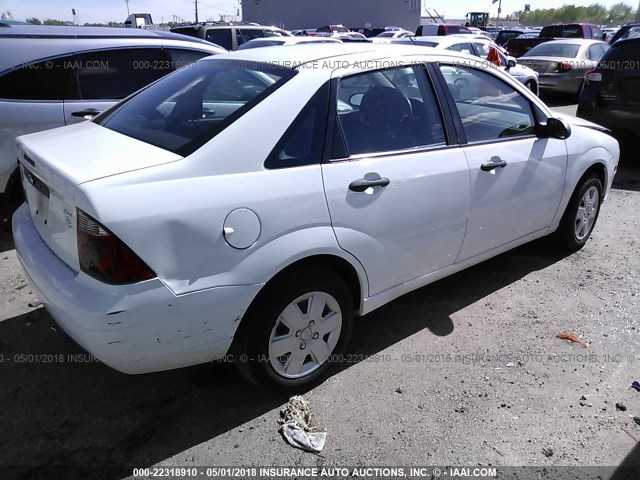 1FAFP34N67W118919 - 2007 FORD FOCUS ZX4/S/SE/SES WHITE photo 4