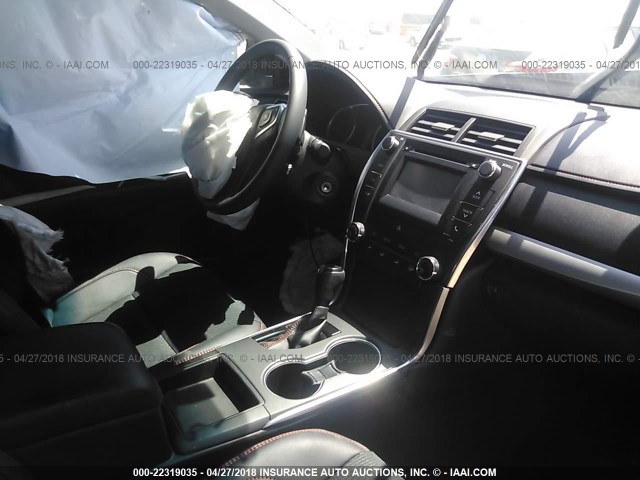 4T1BF1FK4HU425257 - 2017 TOYOTA CAMRY LE/XLE/SE/XSE BLACK photo 5