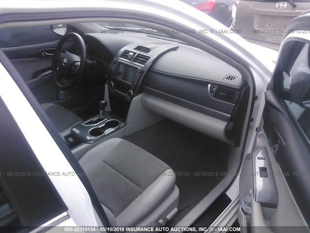 4T1BD1FK1CU037160 - 2012 TOYOTA CAMRY HYBRID/LE/XLE 白色 照片 5
