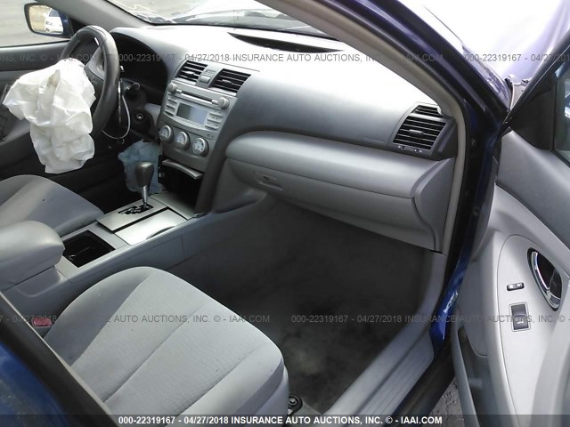 4T1BF3EK3BU597817 - 2011 TOYOTA CAMRY SE/LE/XLE BLUE photo 5