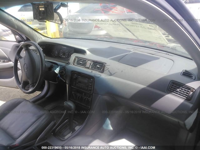 JT2BF28K6X0181391 - 1999 TOYOTA CAMRY LE/XLE Schwarz Foto 5
