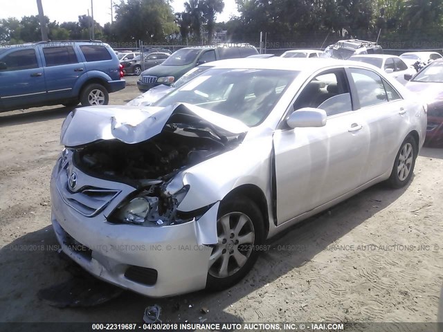 4T4BF3EK3AR081865 - 2010 TOYOTA CAMRY SE/LE/XLE SILVER photo 2