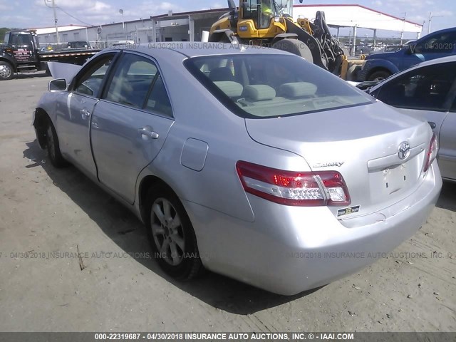4T4BF3EK3AR081865 - 2010 TOYOTA CAMRY SE/LE/XLE SILVER photo 3