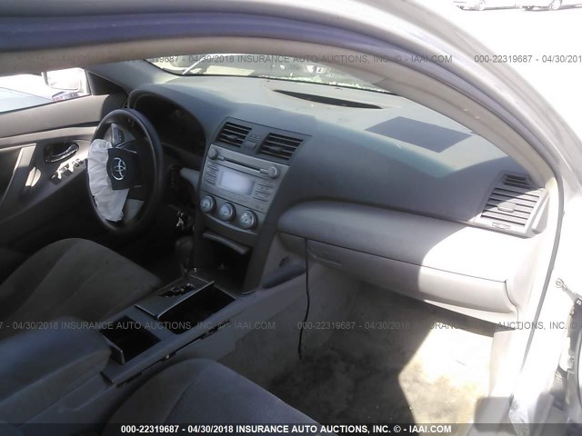 4T4BF3EK3AR081865 - 2010 TOYOTA CAMRY SE/LE/XLE SILVER photo 5