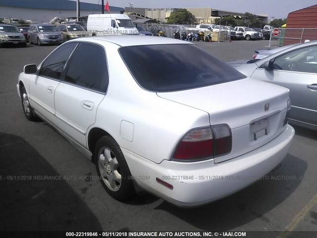 1HGCE6670VA009287 - 1997 HONDA ACCORD EX/EX-R WHITE photo 3