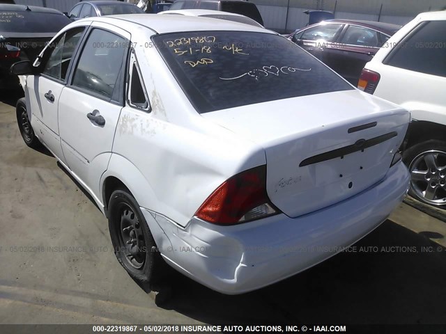 1FAFP33P2YW321391 - 2000 FORD FOCUS LX WHITE photo 3