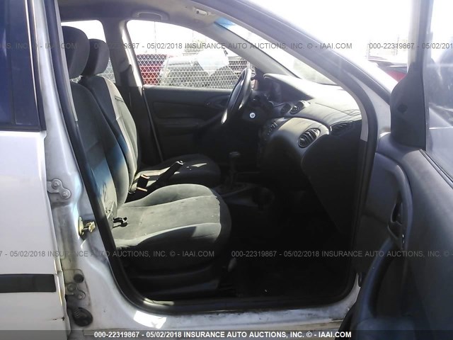 1FAFP33P2YW321391 - 2000 FORD FOCUS LX WHITE photo 5