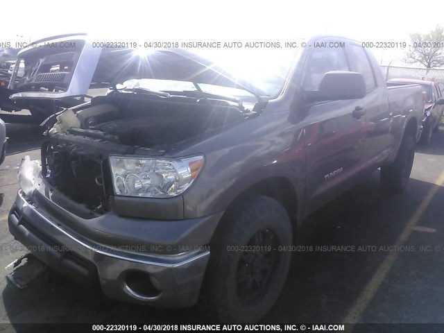 5TFUM5F19DX047916 - 2013 TOYOTA TUNDRA DOUBLE CAB SR5 GRAY photo 2