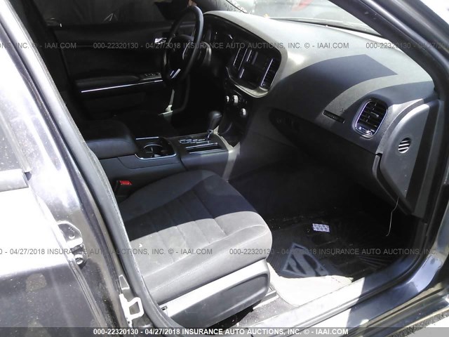 2C3CDXBG2DH688478 - 2013 DODGE CHARGER SE GRAY photo 5