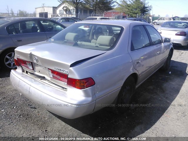 4T1BF22K61U129819 - 2001 TOYOTA CAMRY LE/XLE BEIGE photo 4