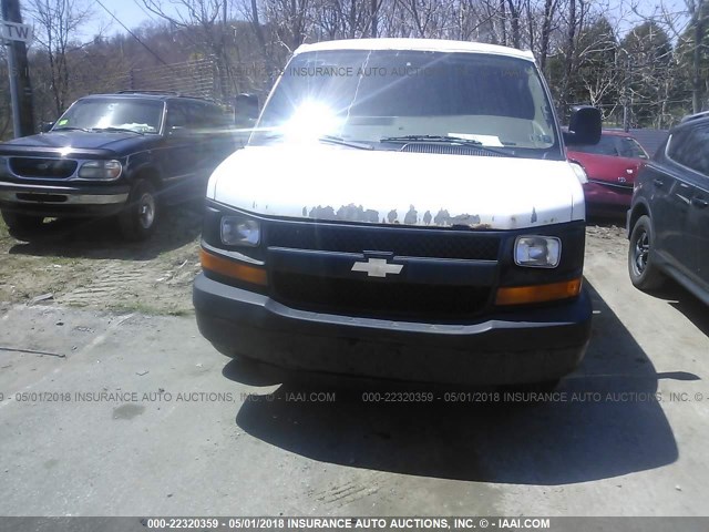 1GCGG25CX81104722 - 2008 CHEVROLET EXPRESS G2500  WHITE photo 6