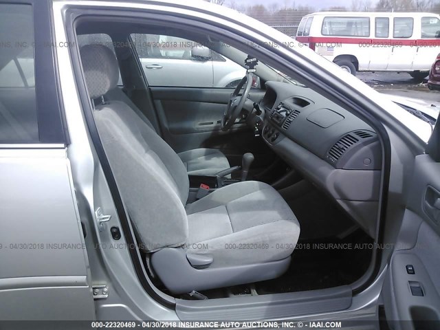 4T1BE32K64U927802 - 2004 TOYOTA CAMRY LE/XLE/SE SILVER photo 5