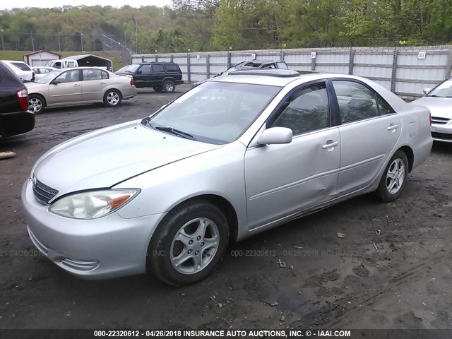 4T1BE32K33U765271 - 2003 TOYOTA CAMRY LE/XLE/SE SILVER photo 2