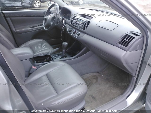4T1BE32K33U765271 - 2003 TOYOTA CAMRY LE/XLE/SE SILVER photo 5
