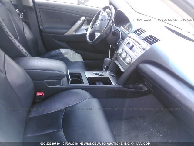 4T1BF3EK2AU546582 - 2010 TOYOTA CAMRY SE/LE/XLE WHITE photo 5