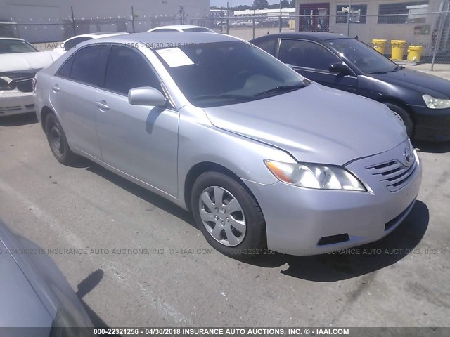 4T4BE46KX8R038724 - 2008 TOYOTA CAMRY CE/LE/XLE/SE SILVER photo 1