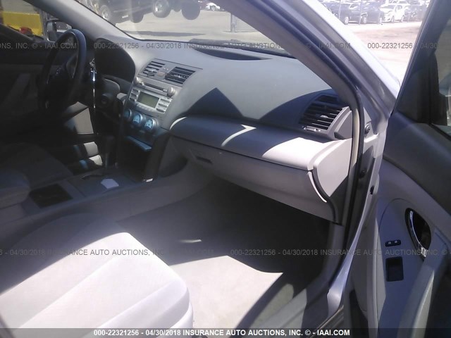 4T4BE46KX8R038724 - 2008 TOYOTA CAMRY CE/LE/XLE/SE SILVER photo 5